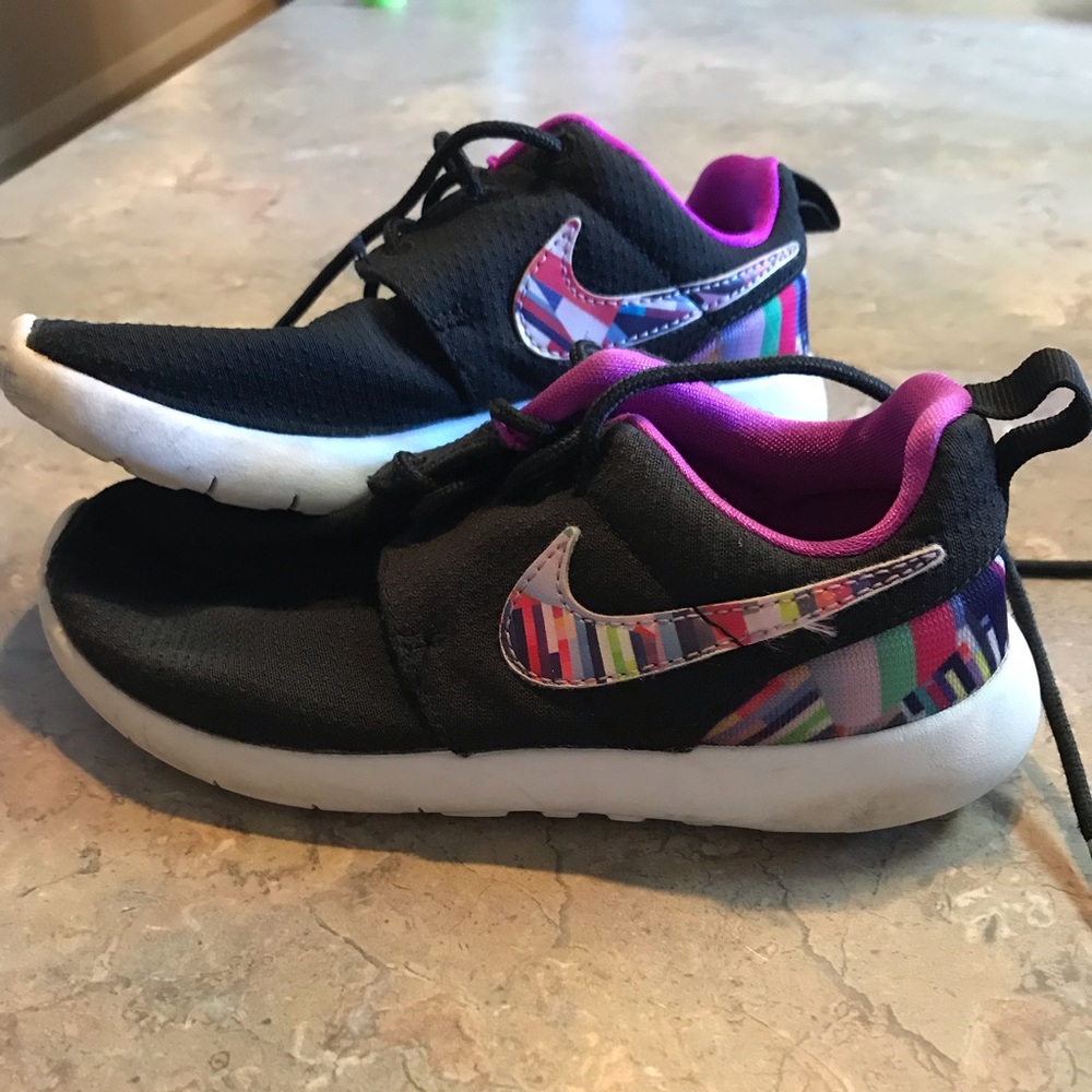 Size 13 girls Nike tennis shoes! Good condition..